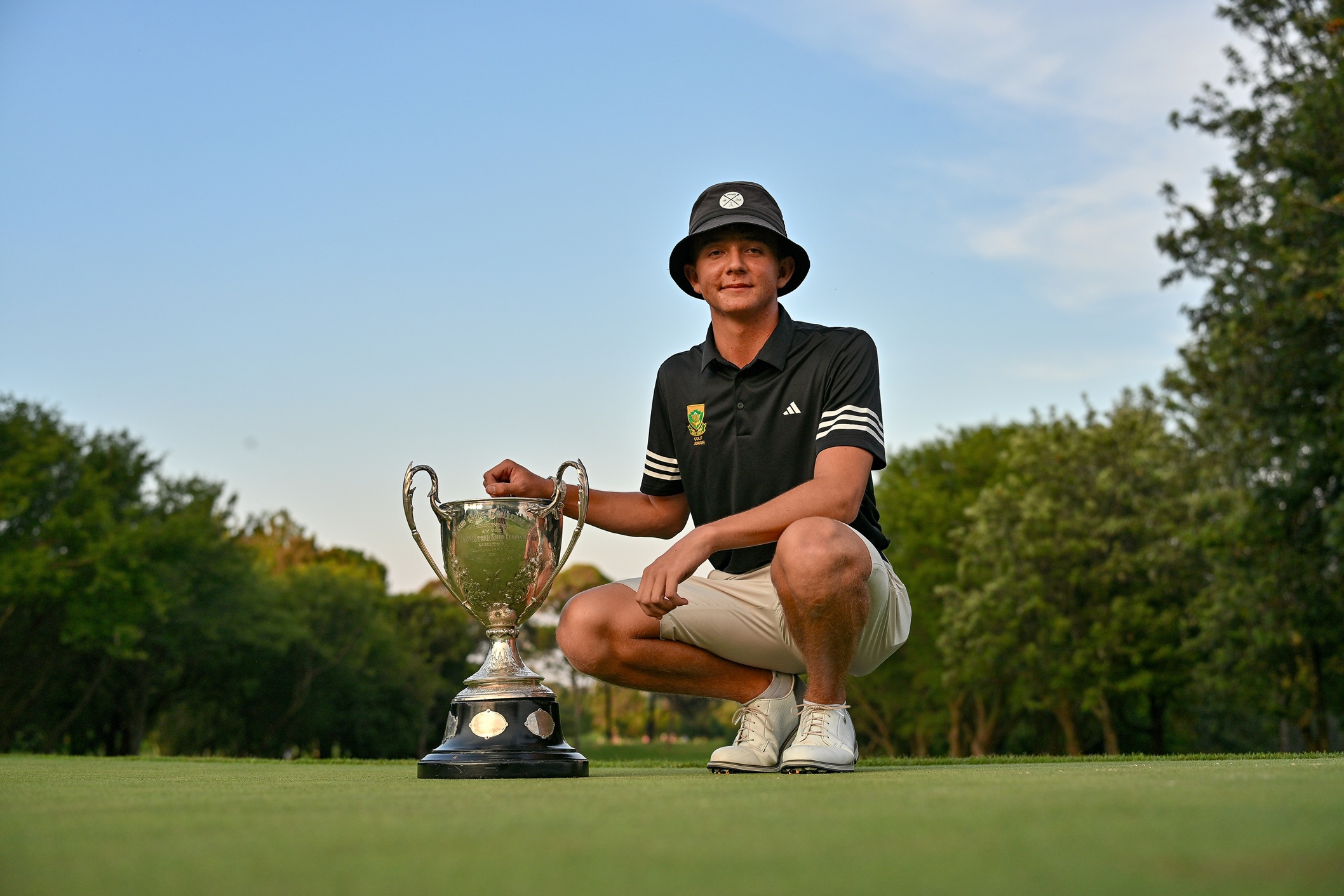 Calm under pressure, 18-year-old Dewan de Bruin from George produced a magnificent eagle in the sudden-death play-off of the 36-hole stroke play qualifier to lift the Proudfoot Trophy and claim the number one spot in the field for the 2026 South African A